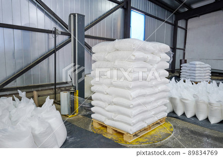 Packing cargo on wood pallet 89834769