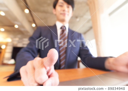 男人指尖觸摸電腦屏幕或按鈕的特寫 89834948