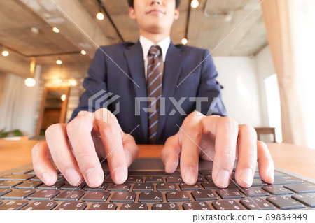 擊中電腦鍵盤的男人的手 89834949