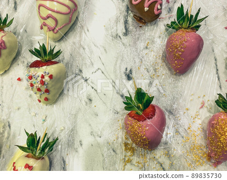 strawberries in chocolate. sweet dessert, appetizing berries in chocolate with sprinkles. creatine serving dessert, cooking berries with your own hands 89835730