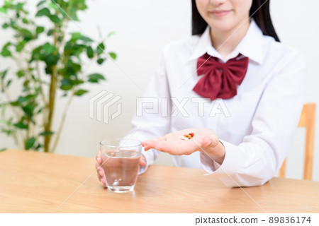 高中女生用一杯水服藥杯水和藥物、片劑、補充劑 89836174