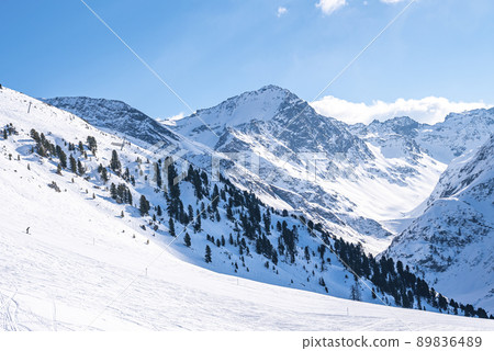 Idyllic snowy mountain range against sky in alps Idyllic snowy mountain range against sky in alps 89836489