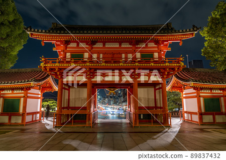[Kyoto Prefecture] Night view of Yasaka Shrine West Tower Gate (a tourist attraction that represents Kyoto and is known as Gion-san) 89837432