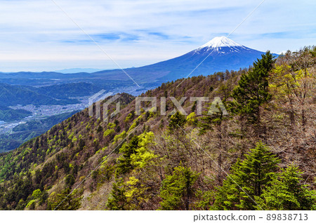 (Yamanashi Prefecture) A spectacular view of Mt. Fuji and the mountains from Mitsutoge 89838713