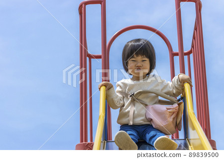 玩滑梯的寶寶（1歲10個月，女孩，日本人） 89839500