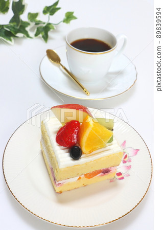 Shortcake (vertical composition) 89839594