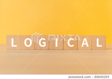 邏輯圖像 | 上面寫有“LOGICAL”的積木 89840265