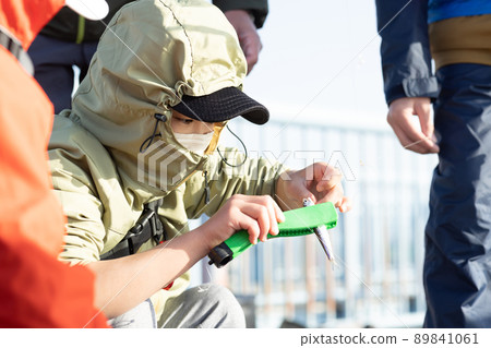 Children enjoying fishing 89841061