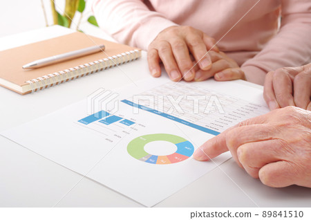審查家庭預算的資深夫婦 審查家庭預算的資深夫婦 89841510