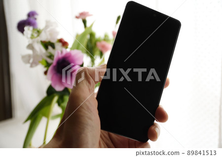 手拿著智能手機,花束 手拿著智能手機,花束 89841513