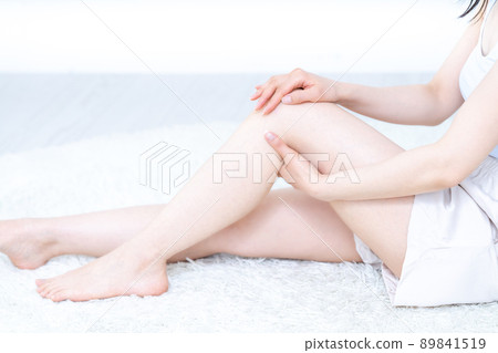 呵護膝蓋的女性 [零件切割] 89841519