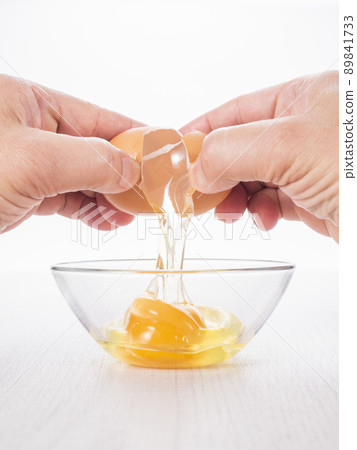 Break raw eggs 89841733