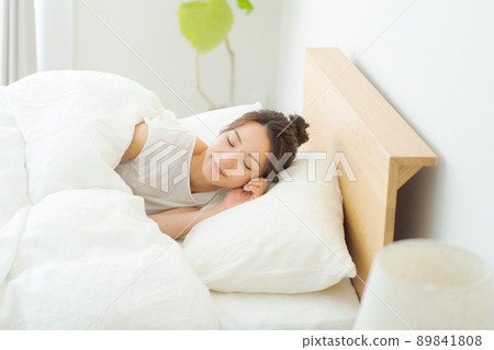 睡在床上的女人 89841808