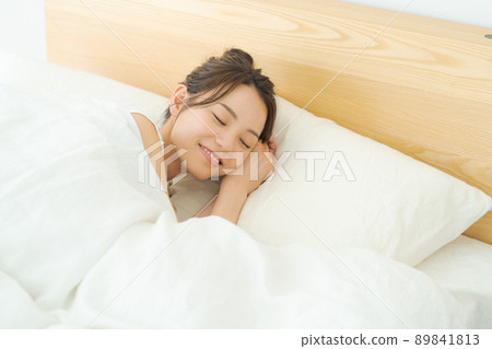 睡在床上的女人 89841813