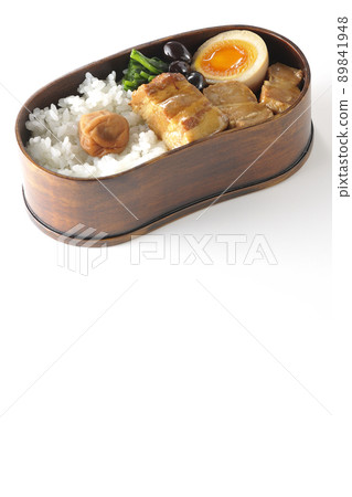 Kakuni 便當,配以白色背景的 magewappa、黑豆、菠菜和水煮蛋 Kakuni 便當,配以白色背景的 magewappa、黑豆、菠菜和水煮蛋 89841948