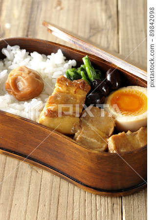 Kakuni 便當配 magewappa、黑豆、菠菜和水煮蛋 Kakuni 便當配 magewappa、黑豆、菠菜和水煮蛋 89842098