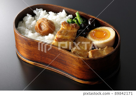 Kakuni bento with magewappa, black beans, spinach, and soft-boiled eggs taken on a black background 89842171