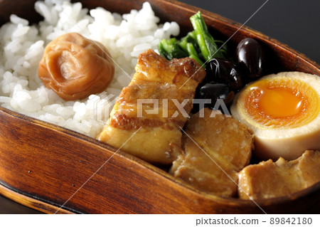 Kakuni 便當，配上黑色背景中的 magewappa、黑豆、菠菜和水煮蛋 89842180