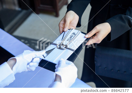 前來參加葬禮的弔唁客人（在聖靈面前，香織） 89842577