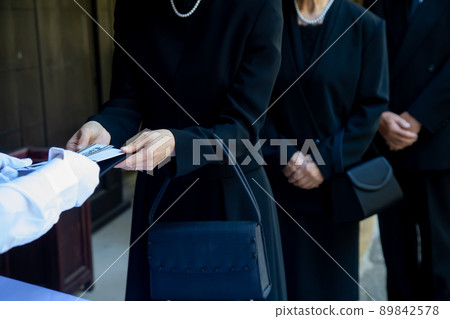 在葬禮上向儀式工作人員和導演贈送弔唁禮物的送葬者 (Goryozen) 在葬禮上向儀式工作人員和導演贈送弔唁禮物的送葬者 (Goryozen) 89842578