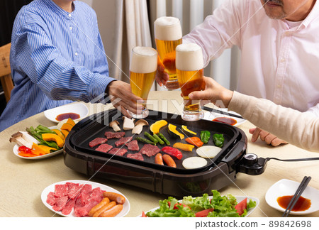 Family toasting with beer 89842698