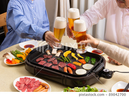 Family toasting with beer 89842700