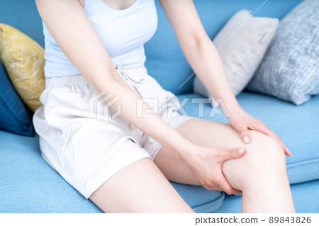 呵護膝蓋的女性 [零件切割] 89843826