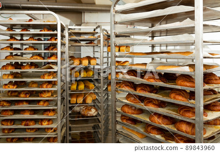Freshly baked bread on trolley in bakery Freshly baked bread on trolley in bakery 89843960