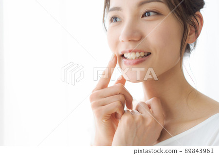 Checking teeth Female in her 20s 89843961