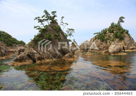 Picturesque beach 89844465