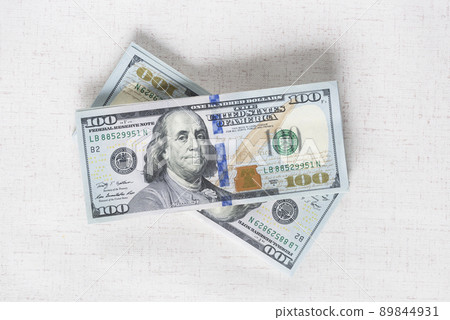 很多美金在白色背景上 89844931