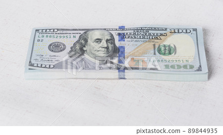 很多美金在白色背景上 很多美金在白色背景上 89844935
