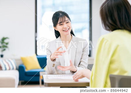 為中年女性提供諮詢的年輕女性規劃師 89844942