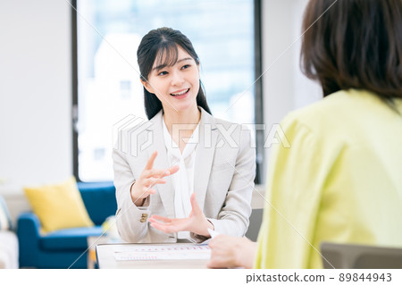 A young woman planner who consults with middle-aged women A young woman planner who consults with middle-aged women 89844943