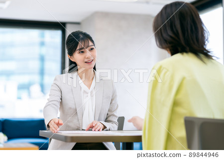A young woman planner who consults with middle-aged women 89844946