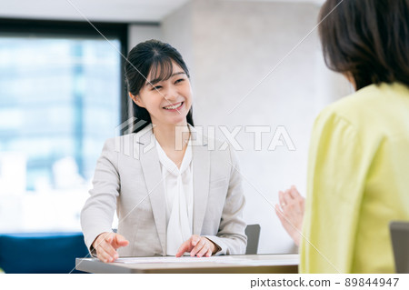為中年女性提供諮詢的年輕女性規劃師 為中年女性提供諮詢的年輕女性規劃師 89844947