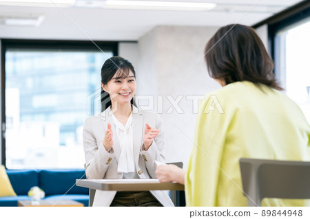 A young woman planner who consults with middle-aged women A young woman planner who consults with middle-aged women 89844948