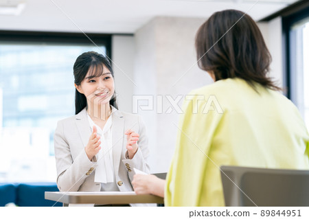 為中年女性提供諮詢的年輕女性規劃師 89844951
