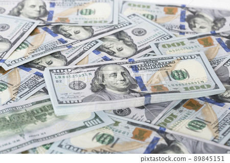 很多美金在白色背景上 89845151