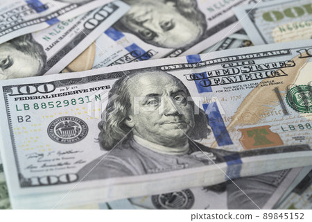 很多美金在白色背景上 很多美金在白色背景上 89845152