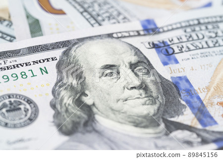 很多美金在白色背景上 89845156