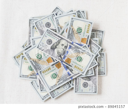 很多美金在白色背景上 89845157