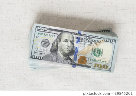 很多美金在白色背景上 很多美金在白色背景上 89845261