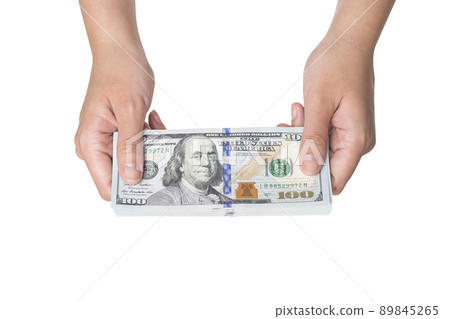 手拿壹疊美金孤立在白色背景上 手拿壹疊美金孤立在白色背景上 89845265