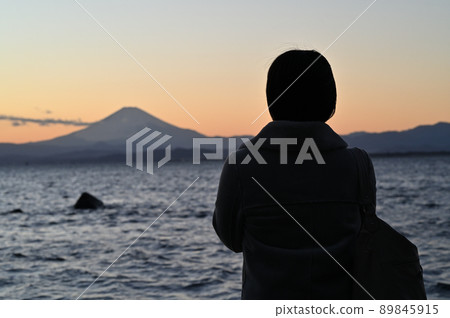 Mt. Fuji and women at dusk in winter 89845915