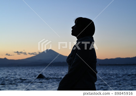 Mt. Fuji and women at dusk in winter 89845916