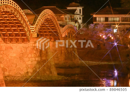Night view of Kintaikyo Bridge and cherry blossoms in Iwakuni City Night view of Kintaikyo Bridge and cherry blossoms in Iwakuni City 89846505