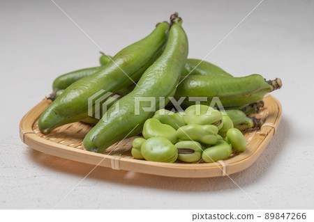 Fresh broad beans 89847266