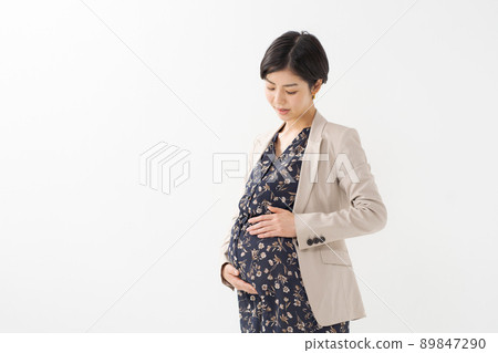 工作媽媽女人白色背景 89847290