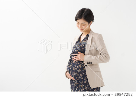 Working mom woman white background Working mom woman white background 89847292